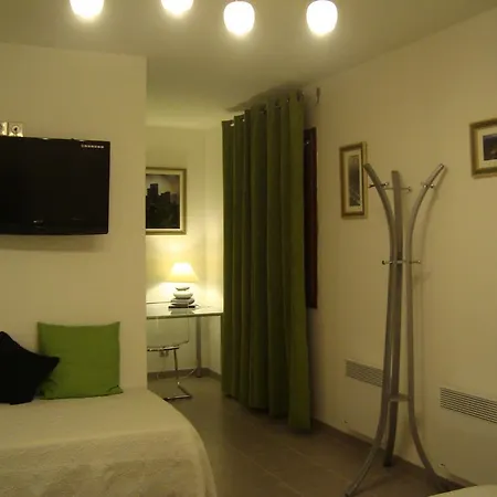 Chambres D'hotes Les Palmiers De La Cite Bed & Breakfast